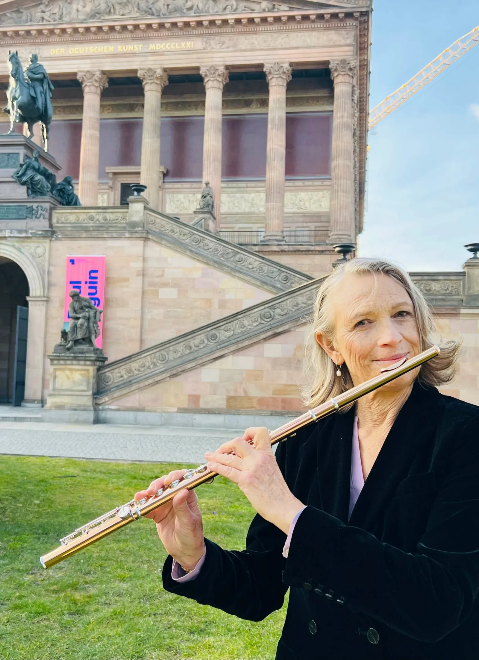 Barbara Hill playing the flute in front of the Alte Nationalgalerie in Berlin